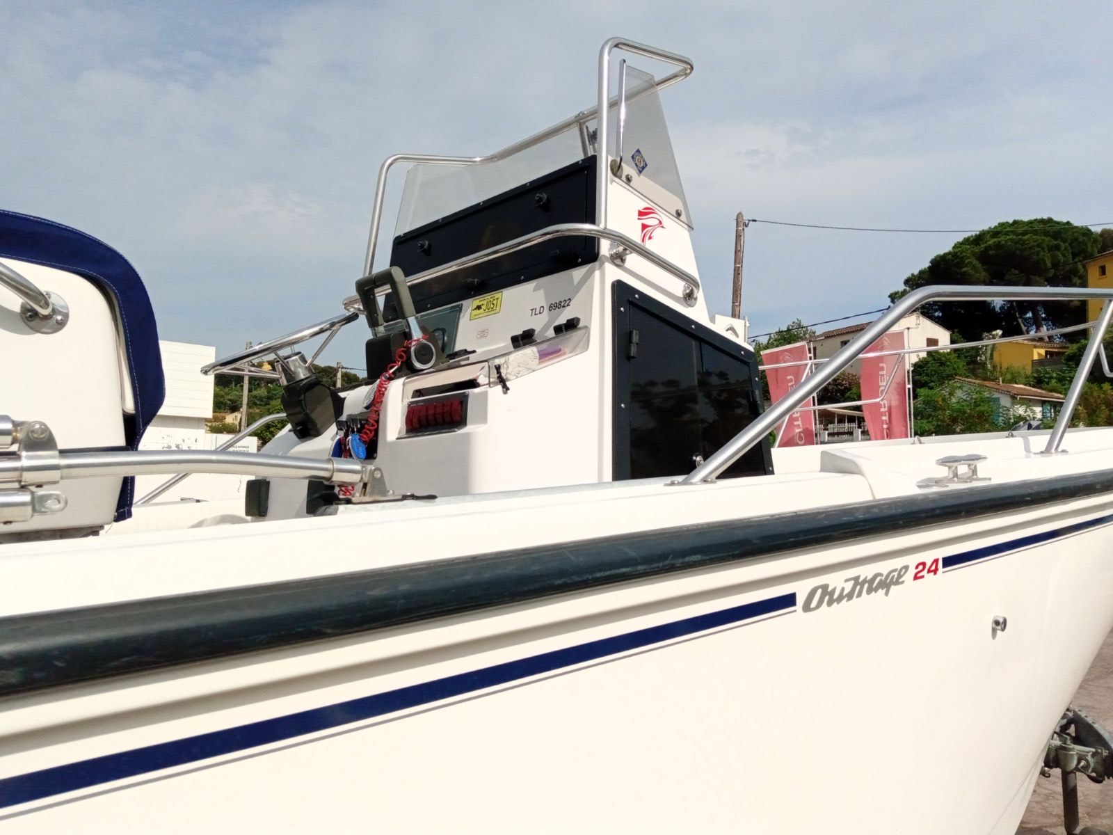 slider 3 Boston Whaler  24 Outrage